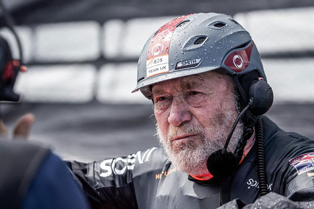 Sir Robin Knox-Johnston letí na Britannia © C Gregory / INEOS TEAM UK